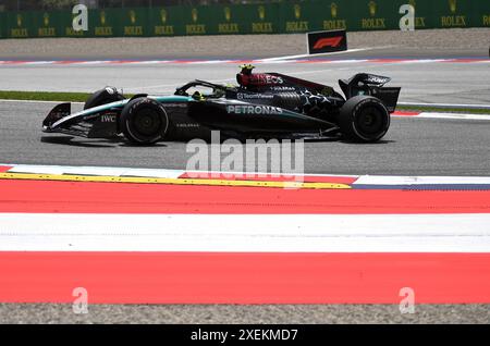 Spielberg, Österreich. Juni 2024. Mercedes-Pilot Lewis Hamilton tritt am 28. Juni 2024 beim ersten Training des Formel-1-Großen Preises von Österreich in Spielberg an. Quelle: He Canling/Xinhua/Alamy Live News Stockfoto