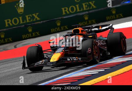 Spielberg, Österreich. Juni 2024. Der niederländische Red Bull Racing-Pilot Max Verstappen tritt am 28. Juni 2024 beim ersten Training des Formel-1-Großen Preises in Spielberg an. Quelle: He Canling/Xinhua/Alamy Live News Stockfoto