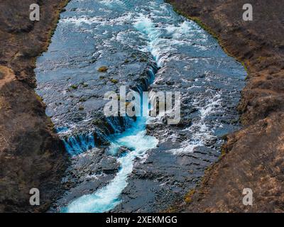 Majestätischer Sommerblick auf den Bruarfoss Wasserfall. Der Isländische Blaue Wasserfall. Stockfoto