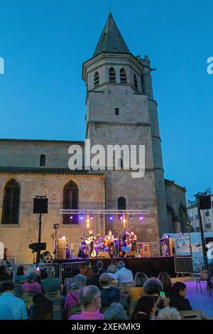 Au P'tit Bonheur im Konzert auf dem Place de La Madeleine während des Fete de la Musique. Beziers, Occitanie, Frankreich Stockfoto