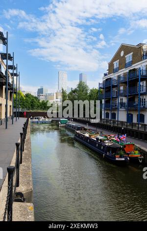 London - 06 04 2022: Blick auf das Limehouse, das vom Limehouse Basin geschnitten wurde Stockfoto