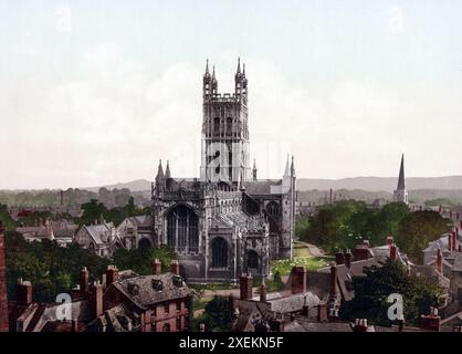 Die heilige Dreifaltigkeit geweihte Kathedrale von Gloucester, Kathedrale Kirche der Heiligen und unteilbaren Dreifaltigkeit, in Gloucester ist einer der bedeutendsten Kirchenbauten von England, um 1890, historisch, digital restaurierte Reproduktion von einer Vorlage aus dem 19. Jahrhundert Stockfoto