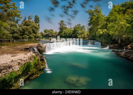 Langzeitbelichtung des weltberühmten Manavgat-Wasserfalls (Manavgat Selalesi) in Antalya Manavgat Stockfoto