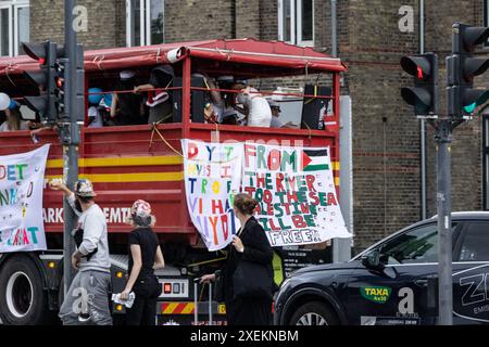 Neue dänische Studenten feiern am Freitag, den 28. Juni 2024. Traditionelles Highschool-Abitur-Truck-Drive-Party in Kopenhagen. Nach Abschluss der Immatrikulationsprüfung ist es eine dänische Tradition, zu den Eltern der Studenten zu fahren - um zu trinken und zu essen und zu feiern, dass das Studium beendet ist und die Prüfung bestanden wurde. Kopenhagen Svanemollen Station Dänemark Copyright: XKristianxTuxenxLadegaardxBergx 2E6A7896 Stockfoto