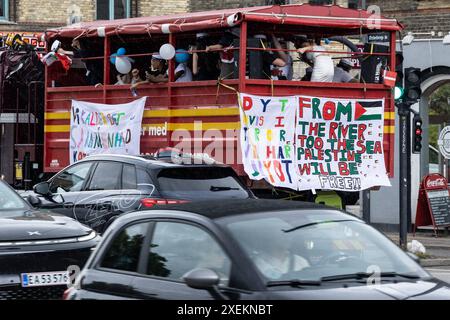 Neue dänische Studenten feiern am Freitag, den 28. Juni 2024. Traditionelles Highschool-Abitur-Truck-Drive-Party in Kopenhagen. Nach Abschluss der Immatrikulationsprüfung ist es eine dänische Tradition, zu den Eltern der Studenten zu fahren - um zu trinken und zu essen und zu feiern, dass das Studium beendet ist und die Prüfung bestanden wurde. Kopenhagen Svanemollen Station Dänemark Copyright: XKristianxTuxenxLadegaardxBergx 2E6A7903 Stockfoto