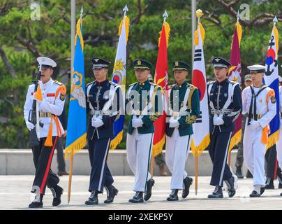 Seoul, Südkorea. Juni 2024. Die Ehrenwache des südkoreanischen Verteidigungsministeriums tritt am Tag der öffentlichen Veranstaltung auf dem Yongsan war Museum Square in Seoul auf. Die Veranstaltung bietet militärische Musik, traditionelle Kampfkunst, eine Parade von Ehrenwachen und Fotoshootings mit Ehrenwachen. Sie findet jeden Freitag statt und wird im Herbst nach der Veranstaltung am 28. Juni fortgesetzt. Quelle: SOPA Images Limited/Alamy Live News Stockfoto