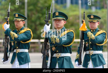 Seoul, Südkorea. Juni 2024. Die Ehrenwache des südkoreanischen Verteidigungsministeriums tritt am Tag der öffentlichen Veranstaltung auf dem Yongsan war Museum Square in Seoul auf. Die Veranstaltung bietet militärische Musik, traditionelle Kampfkunst, eine Parade von Ehrenwachen und Fotoshootings mit Ehrenwachen. Sie findet jeden Freitag statt und wird im Herbst nach der Veranstaltung am 28. Juni fortgesetzt. Quelle: SOPA Images Limited/Alamy Live News Stockfoto