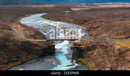 Majestätischer Sommerblick auf den Bruarfoss Wasserfall. Der Isländische Blaue Wasserfall. Stockfoto