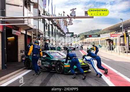 Stavelot, Belgien, 27.06.2024. 21 CLARK Charles (gbr), DEJONGHE Sam (bel), LISMONT Matisse (bel), MAASSEN Xavier (nld), Aston Martin Vantage AMR GT3 EVO, Ambiance, Pitlane, während des CrowdStrike 24 Hours of Spa 2024, 2. Rennen des GT World Challenge Europe Endurance Cup 2024, 26. Bis 30. Juni 2024 auf dem Circuit de Spa-Francorchamps, in Stavelot, Belgien Stockfoto