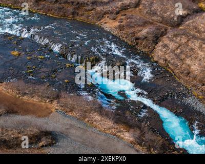 Majestätischer Sommerblick auf den Bruarfoss Wasserfall. Der Isländische Blaue Wasserfall. Stockfoto