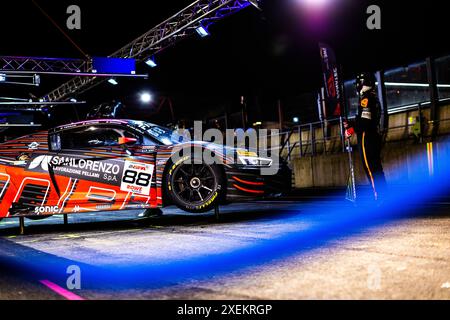 Stavelot, Belgien, 27.06.2024. 88 PATRESE Lorenzo (ita), FERRARI Lorenzo (ita), MONCINI Leonardo (ita), VEN BERLO Glenn (nld), Audi R8 LMS GT3 EVO 2, Ambiance, Boxengasse, während des 2024 CrowdStrike 24 Hours of Spa, 2. Rennen des GT World Challenge Europe Endurance Cup 2024, 26. Bis 30. Juni, 2024 auf dem Circuit de Spa-Francorchamps in Stavelot, Belgien Stockfoto