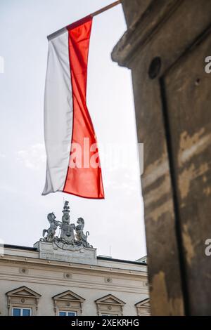 Polnische Flagge mit historischem Gebäudedetail Stockfoto