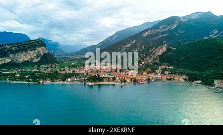 Nago Torbole, Gardasee, Italien - 26. Juni 2024: aus der Vogelperspektive von Torbole am Gardasee in Italien zeigt die Schönheit der italienischen Küstenstadt, umgeben von majestätischen Bergen und klarem Wasser *** Luftaufnahme von Torbole am Gardasee in Italien zeigt die Schönheit der italienischen Küstenstadt, umgeben von majestätischen Bergen und klarem Wasser Stockfoto