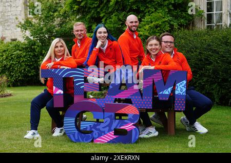 Das Team GB Olympic Shooting Team Amber Rutter, Nathan Hales, Seonaid McIntosh, Michael Bargeron, Lucy Hall, und Matt Coward-Holley (links-rechts) während der Ankündigung des Teams GB Paris 2024 im Bisham Abbey National Sports Centre, Marlow. Bilddatum: Freitag, 28. Juni 2024. Stockfoto