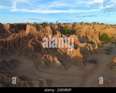 Diese Luftperspektive fängt das zerklüftete Gelände der Tatacoa-Wüste ein und hebt die komplizierten Muster der Erosion und die lebendigen Farben der La hervor Stockfoto