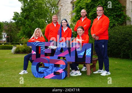 Das Team GB Olympic Shooting Team von links nach rechts Amber Rutter, Nathan Hales, Seonaid McIntosh, Michael Bargeron, Lucy Hall, und Matt Coward-Holley (links-rechts) während der Ankündigung des Teams GB Paris 2024 im Bisham Abbey National Sports Centre, Marlow. Bilddatum: Freitag, 28. Juni 2024. Stockfoto