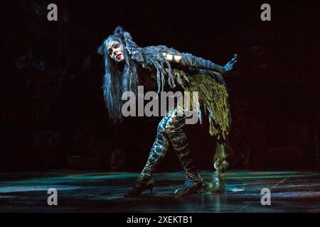 Nicole Scherzinger (Grizabella) in CATS at the London Palladium, London W1 11/12/2014, basierend auf T. S. Eliots 'Old Possum's Book of Practical Cats' Komponist: Andrew Lloyd Webber Design: John Napier Associate Director & Choreograph: Gillian Lynne Regisseur Trevor Nunn Stockfoto