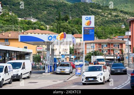 Nago Torbole, Gardasee, Italien - 27. Juni 2024: Die aktuellen Kraftstoffpreise für Benzin und Diesel werden an einer Q8-Tankstelle in Torbole, Italien, angezeigt. Symbolisches Bild der Tankstellenpreise im Ausland *** an einer Q8 Tankstelle in Torbole, Italien, werden die aktuellen Kraftstoffpreise für Benzin und Diesel angezeigt. Symbolbild Tankstellenpreise im Ausland Stockfoto