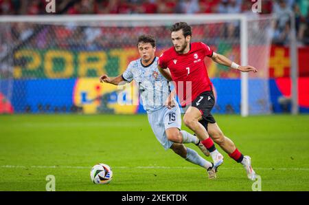 Gelsenkirchen, Deutschland. Juni 2024. Khvicha Kvaratskhelia (GEO) Joao Neves (POR) Georgien - Portugal Georgien - Portugal 26.06.2024 Copyright ( Stockfoto