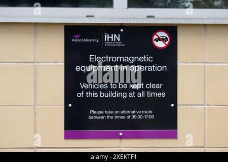 Warnschild für elektromagnetische Geräte, Aston University, Birmingham, West Midlands, England, UK Stockfoto