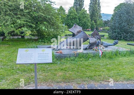 Amsterdam, Niederlande - 17. Mai 2018: Living Holocaust Memorial The Narzissen Project at City Park Spring Afternoon. Stockfoto