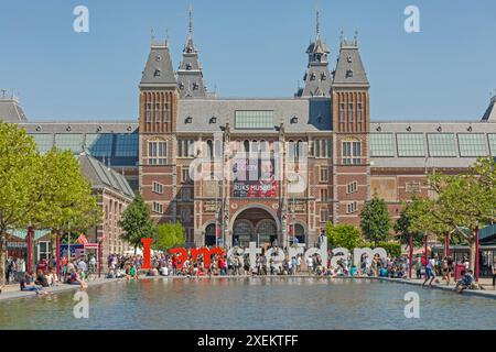 Amsterdam, Niederlande - 15. Mai 2018: Große Briefe und ein Haufen Touristen am Rijksmuseum Museumsplatz sonniger Frühlingstag. Stockfoto