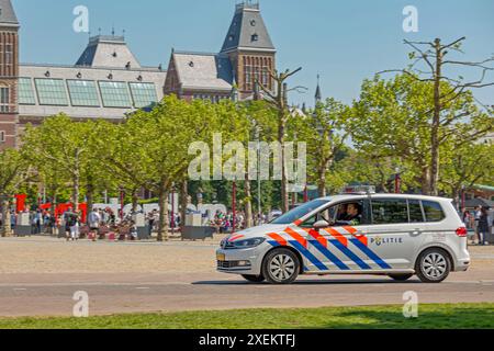 Amsterdam, Niederlande - 15. Mai 2018: Polizeifahrzeug fährt am Museumplein Honthorststraat-Frühlingstag. Stockfoto