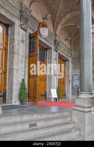 Amsterdam, Niederlande - 18. Mai 2018: Eintritt in die römisch-katholische Kirche St. Nikolaus in der Prins Hendrikkade Straße im Stadtzentrum. Stockfoto