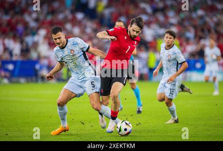 Gelsenkirchen, Deutschland. Juni 2024. Khvicha Kvaratskhelia (GEO) Diogo Dalot (POR) Georgien - Portugal Georgien - Portugal 26.06.2024 Copyright ( Stockfoto