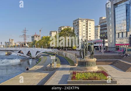 Skopje, Nordmakedonien - 23. Oktober 2023: Attentators of Solun and Gemidzhii Monument am Fluss Vardar in der Hauptstadt. Stockfoto