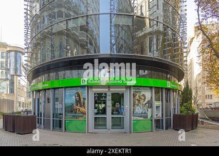 Skopje, Nordmazedonien - 23. Oktober 2023: Eingang zum Commercial Bank Office Building im Zentrum der Hauptstadt. Stockfoto