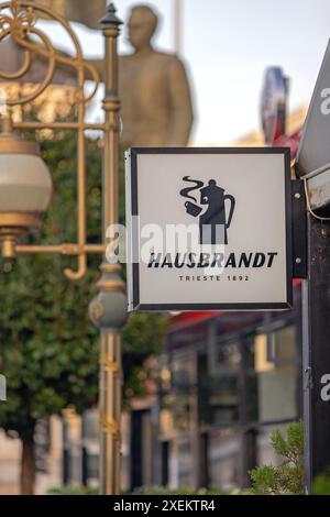 Skopje, Nordmazedonien - 23. Oktober 2023: Hausbrandt Coffee Triest 1892 Schild im Restaurant im Stadtzentrum von Hauptstadt. Stockfoto