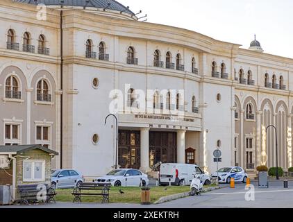 Skopje, Nordmakedonien - 23. Oktober 2023: Eintritt zum Museum des mazedonischen Kampfes für die Unabhängigkeit im Zentrum der Hauptstadt. Stockfoto