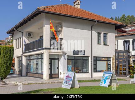 Ohrid, Nordmazedonien - 23. Oktober 2023: Hafenkapitän Office Ministerium für Verkehr und Kommunikation an der Seeküste. Stockfoto