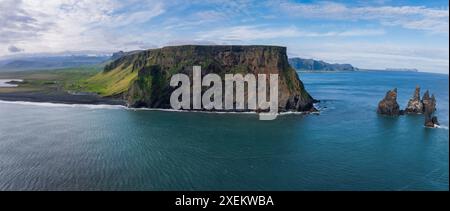 Blick aus der Vogelperspektive auf Islands dramatische Küste mit Rocky Cliffs und Black Sand Beach Stockfoto