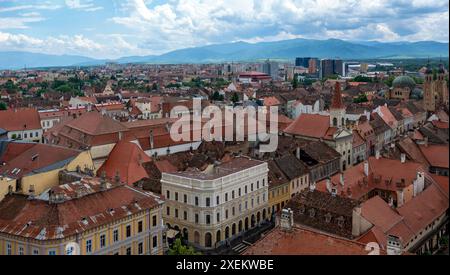 Panoramablick vom Turm der lutherischen Marienkathedrale in Richtung Südosten über die Dächer von Sibiu (Hermannstadt), Rumänien Stockfoto