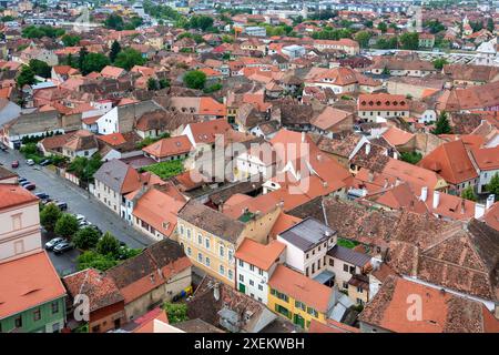 Panoramablick vom Turm der lutherischen Marienkathedrale nach Süden über die Dächer von Sibiu (Hermannstadt), Rumänien Stockfoto