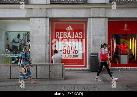 Ein Schild kündigt den Verkauf in einem Schaufenster im Zentrum von Madrid an. An diesem Freitag, dem 28. Juni, haben die Sommerverkäufe in einem großen Teil des Handels und in großen Geschäften in Spanien begonnen, ein Tag, an dem Hunderte von Menschen gekommen sind, um die besten Angebote zu finden. Dieser Rabattzeitraum gilt bis August 31. Stockfoto