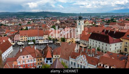 Panoramablick vom Turm der lutherischen Marienkathedrale in Richtung Nordosten über die Dächer von Sibiu (Hermannstadt), Rumänien Stockfoto