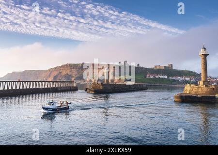 Sonnenaufgang über dem Hafen von Whitby im Sommer, North Yorkshire, England Stockfoto