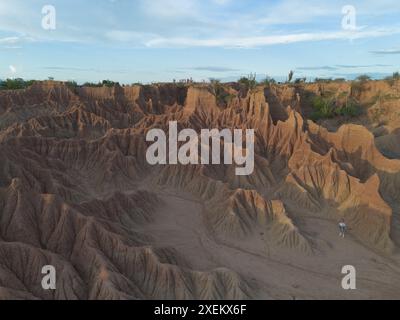 Aus der Vogelperspektive auf die Tatacoa-Wüste in Kolumbien mit ihren markanten roten Felsformationen und einzigartigen erodierten Landschaften, die im Sonnenlicht getaucht sind. Stockfoto