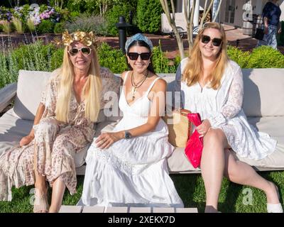 Luciana Pampalone, Gina Valliades und Jessica Makin nehmen am 27. Juni 2024 im Canoe Place Inn in Hampton Bays, NY, an der Book Launch Party für Ann Liguori's für „Life on the Green, Lessons & Wisdom from Legends of Golf“ Teil. (Foto von David Warren /SIPA? USA) Credit: SIPA USA/Alamy Live News Stockfoto