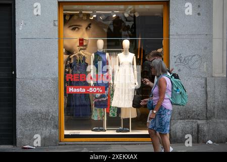 Madrid, Spanien. Juni 2024. Ein Schild kündigt den Verkauf in einem Schaufenster im Zentrum von Madrid an. An diesem Freitag, dem 28. Juni, haben die Sommerverkäufe in einem großen Teil des Handels und in großen Geschäften in Spanien begonnen, ein Tag, an dem Hunderte von Menschen gekommen sind, um die besten Angebote zu finden. Dieser Rabattzeitraum gilt bis August 31. (Credit Image: © David Canales/SOPA Images via ZUMA Press Wire) NUR REDAKTIONELLE VERWENDUNG! Nicht für kommerzielle ZWECKE! Stockfoto