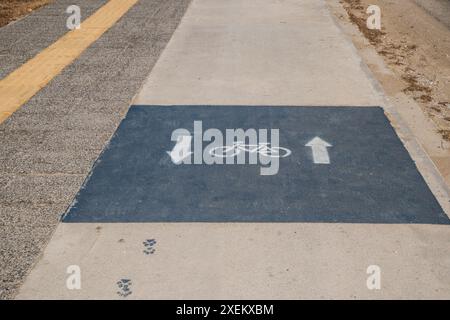 Fahrradweg auf der Straße in der Nähe des Parks Stockfoto