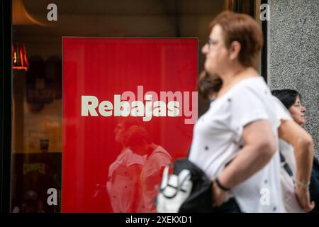 Ein Schild kündigt den Verkauf in einem Schaufenster im Zentrum von Madrid an. An diesem Freitag, dem 28. Juni, haben die Sommerverkäufe in einem großen Teil des Handels und in großen Geschäften in Spanien begonnen, ein Tag, an dem Hunderte von Menschen gekommen sind, um die besten Angebote zu finden. Dieser Rabattzeitraum gilt bis August 31. (Foto: David Canales / SOPA Images/SIPA USA) Stockfoto