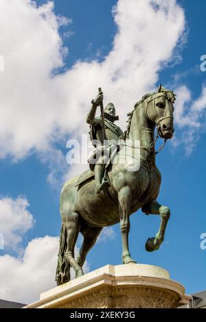 Philipp III. Statue auf der Plaza Mayor und Casa de la Panadería, Madrid, Spanien. Stockfoto