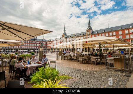 Café in Plaza Mayor und Casa de la Panadería, Madrid, Spanien. Stockfoto