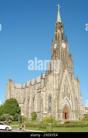 Steinkirche (Catedral de Pedra) in der Stadt Canela an einem wunderschönen Tag mit blauem Himmel. Berühmte Kirche in Canela, Rio Grande do Sul Brasilien Stockfoto