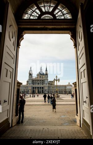 Haupttüren zum Innenhof des Königspalastes mit der Kathedrale von Almudena, Madrid, Spanien. Stockfoto