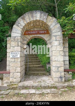 Die Festung Ovech in der Nähe der Stadt Provadia in Bulgarien. Alte Steinmauer mit herrlicher Aussicht. Stockfoto